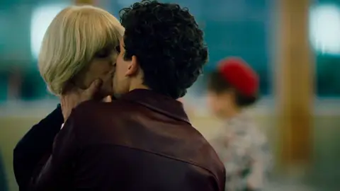 El inesperado beso de Ángel Cristo a Bárbara Rey: “¿Qué haces aquí?” El inesperado beso de Ángel Cristo a Bárbara Rey: “¿Qué haces aquí?”
