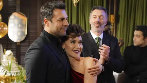 Kaya y Ender en la fiesta de cumpleaños de Yildiz Kaya y Ender en la fiesta de cumpleaños de Yildiz