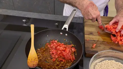 Añade el tomate troceado a la sartén Añade el tomate troceado a la sartén