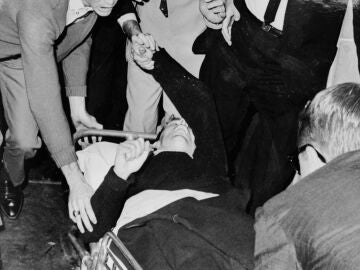 Lee Harvey Oswald, trasladado en ambulancia tras ser tiroteado