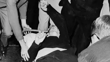 Lee Harvey Oswald, trasladado en ambulancia tras ser tiroteado