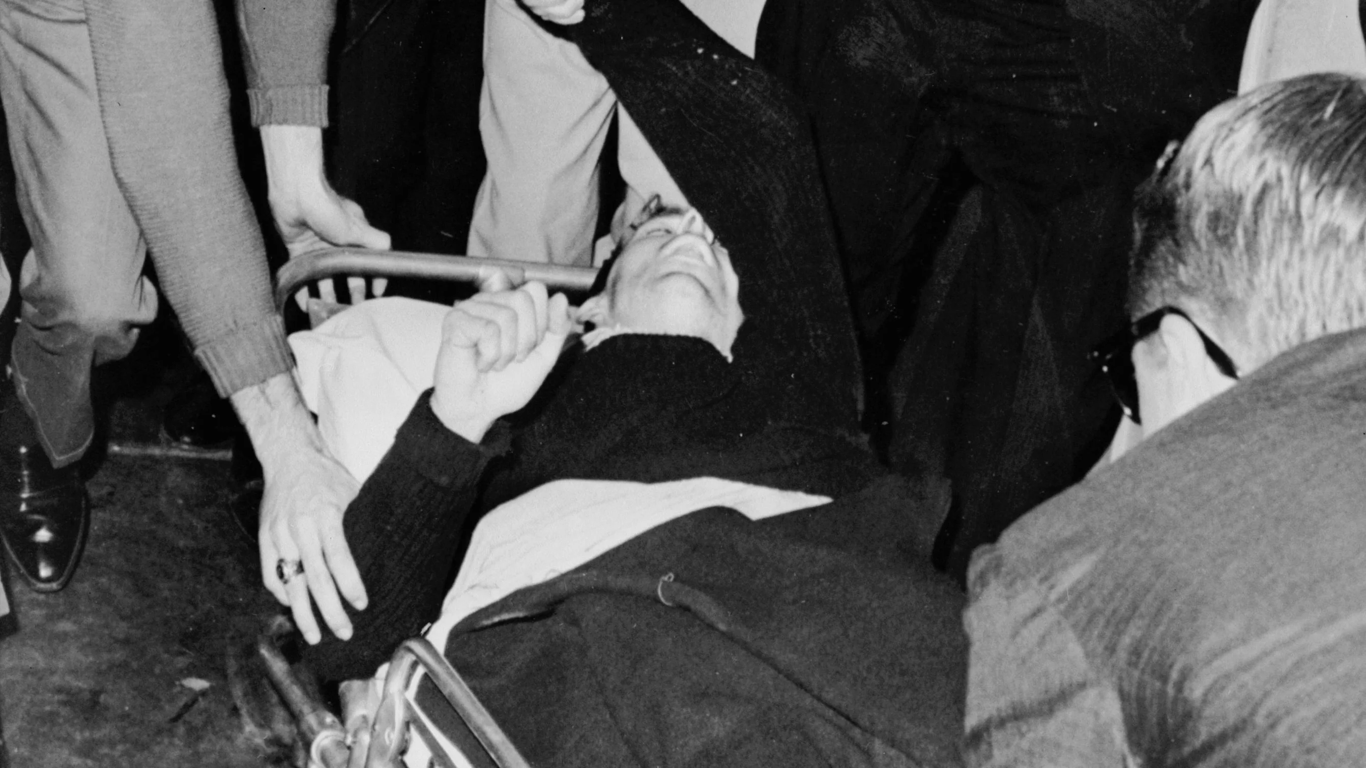 Lee Harvey Oswald, trasladado en ambulancia tras ser tiroteado Lee Harvey Oswald, trasladado en ambulancia tras ser tiroteado