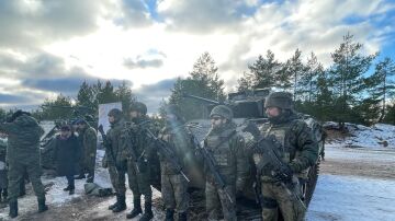 Soldados de las Fuerzas Armadas de Ucrania desplegados en pleno invierno.