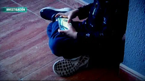 Más del 30% de los jóvenes entre 14 y 23 años son adictos a las pantallas: "He llegado a estar 16 horas con el móvil" Más del 30% de los jóvenes entre 14 y 23 años son adictos a las pantallas: "He llegado a estar 16 horas con el móvil"