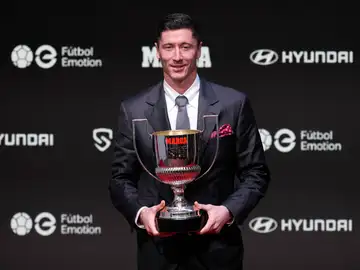 Lewandowski, con el trofeo Pichichi Lewandowski, con el trofeo Pichichi