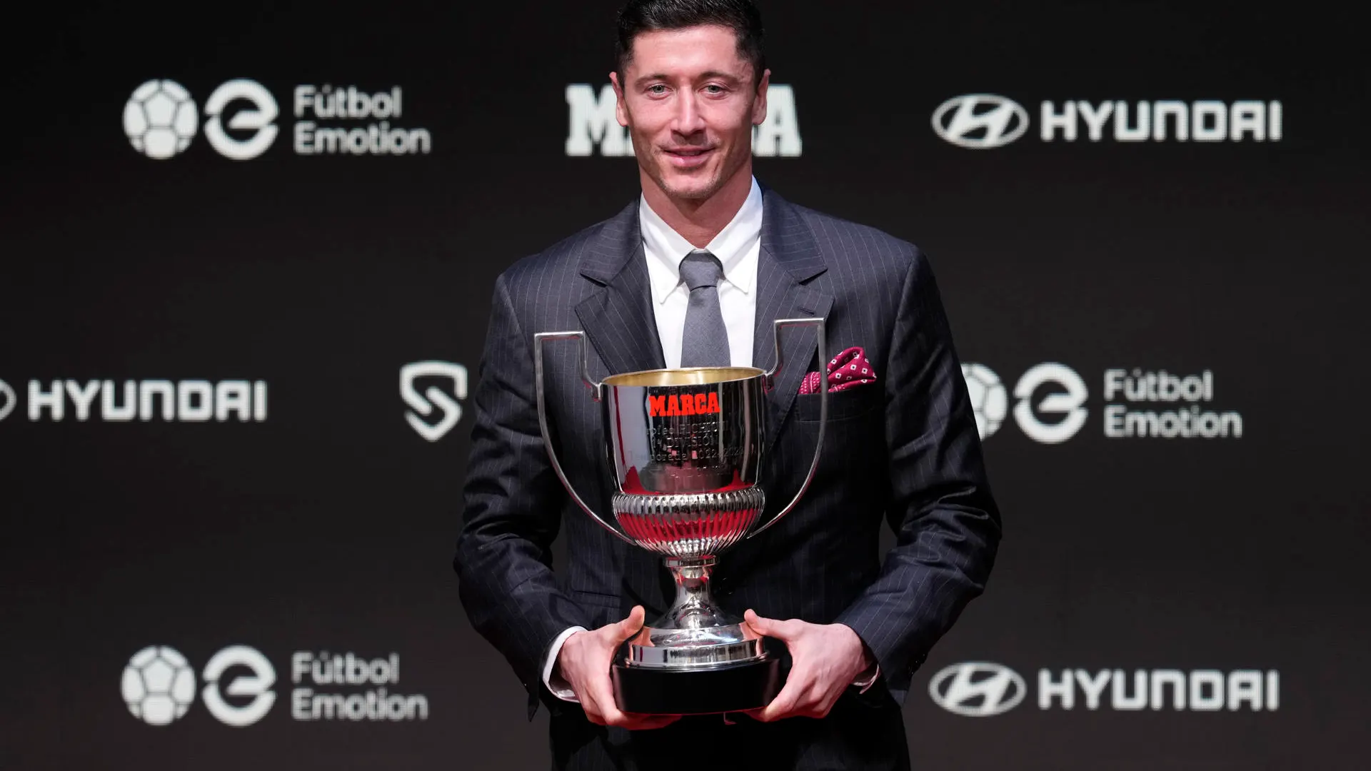 Lewandowski, con el trofeo Pichichi Lewandowski, con el trofeo Pichichi
