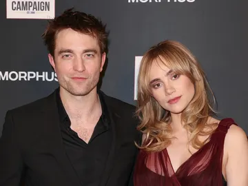 Robert Pattinson y su pareja, la actriz Suki Waterhouse, en la gala GO en octubre de 2023 Robert Pattinson y su pareja, la actriz Suki Waterhouse, en la gala GO en octubre de 2023