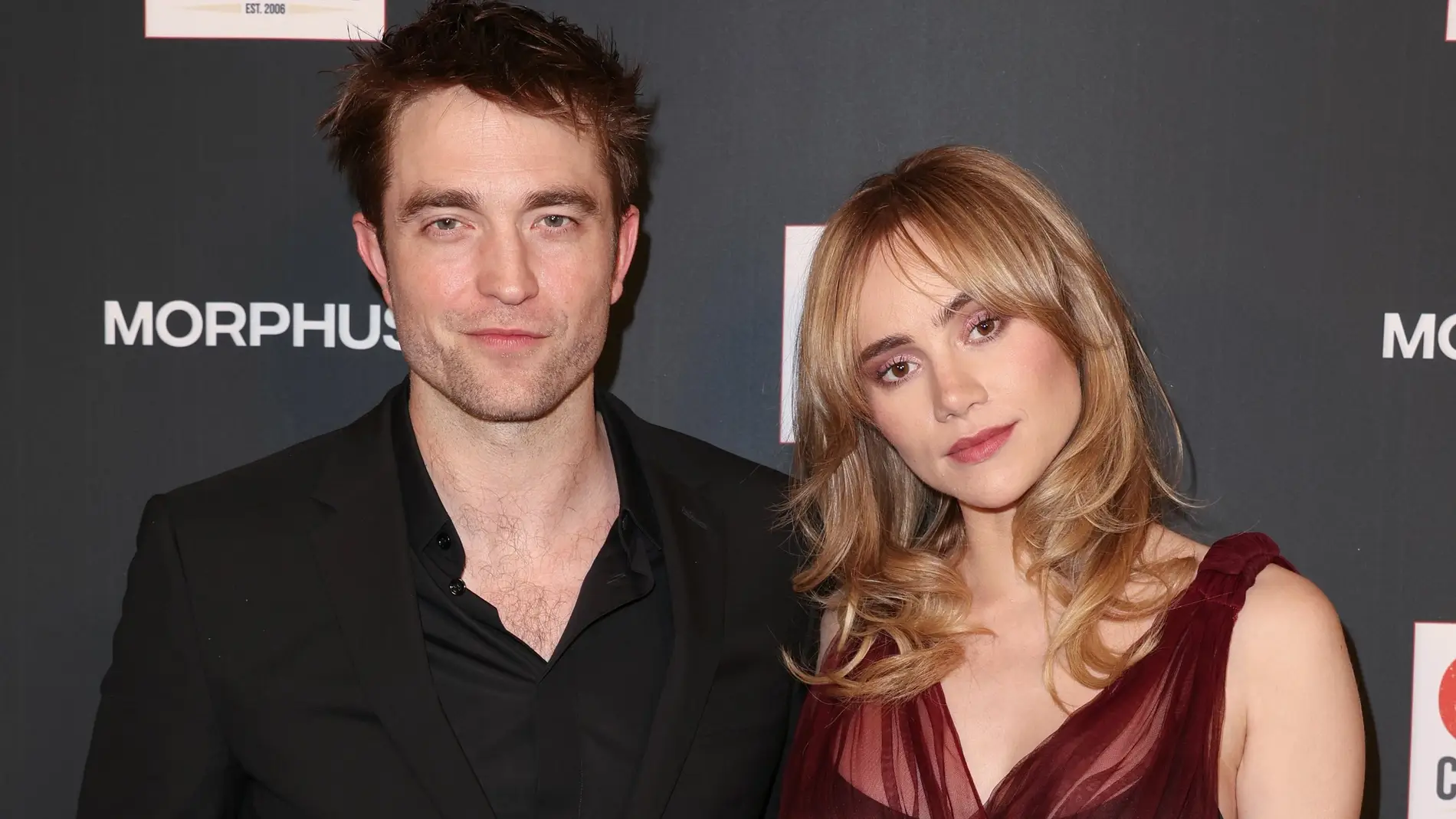 Robert Pattinson y su pareja, la actriz Suki Waterhouse, en la gala GO en octubre de 2023