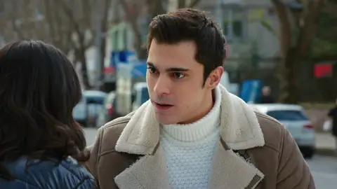 Yiğit advierte a Lila sobre el chico con el que sale: “No es lo que crees” Yiğit advierte a Lila sobre el chico con el que sale: “No es lo que crees”