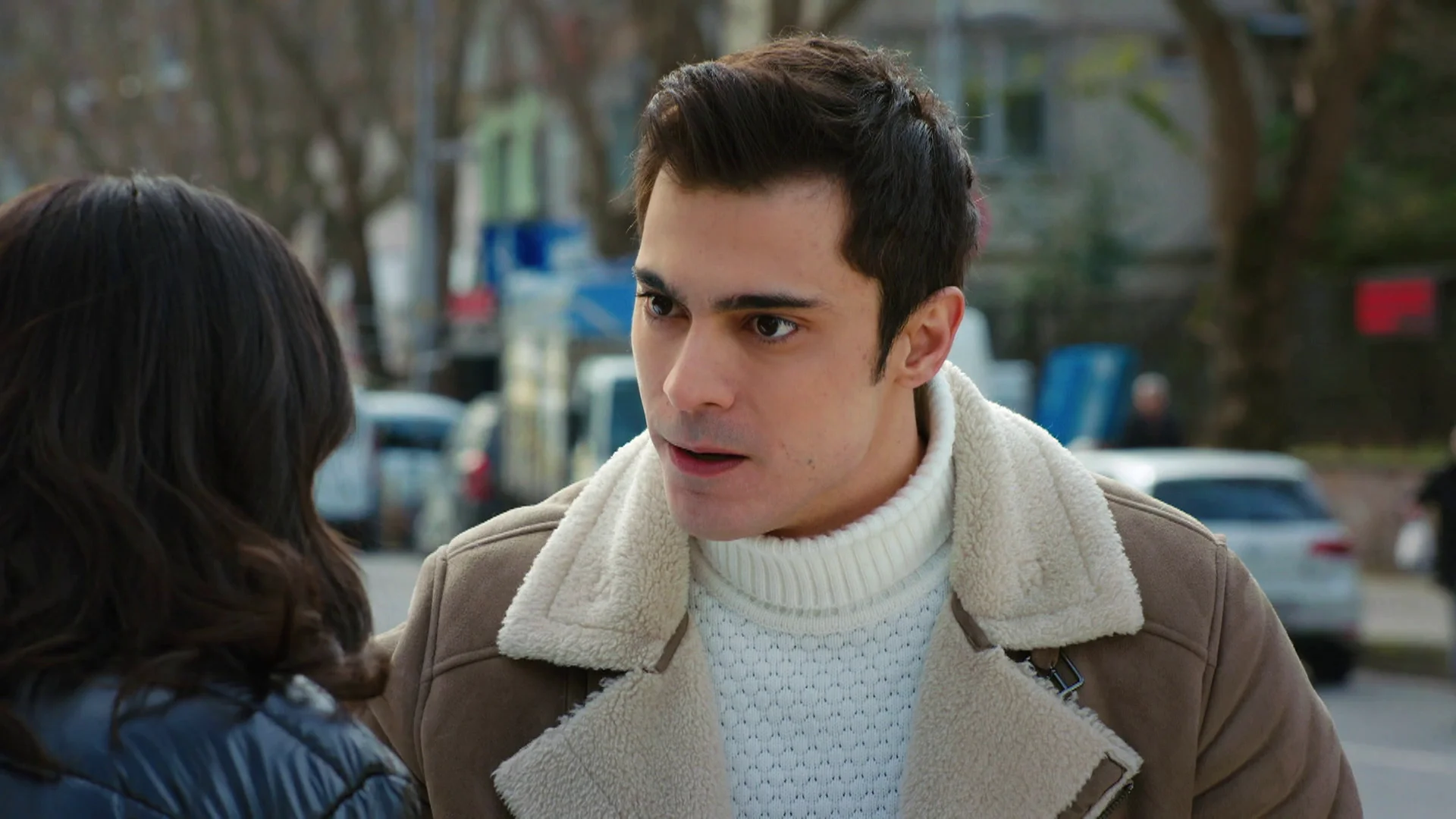 Yiğit advierte a Lila sobre el chico con el que sale: “No es lo que crees” Yiğit advierte a Lila sobre el chico con el que sale: “No es lo que crees”