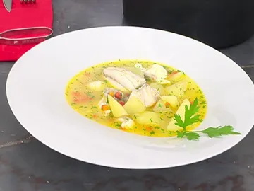 Un plato de cuchara facilísimo de Arguiñano: guiso de patatas y merluza Un plato de cuchara facilísimo de Arguiñano: guiso de patatas y merluza