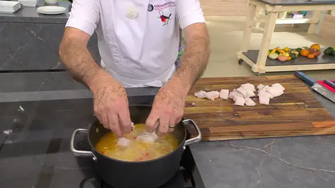 Trocea la merluza y añádela a la cazuela Trocea la merluza y añádela a la cazuela