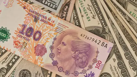 Dólares y pesos Dólares y pesos