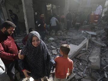 Palestinos tras un bombardeo