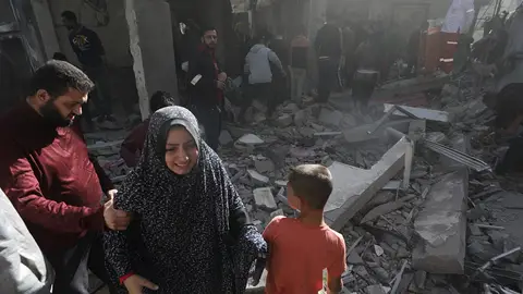 Palestinos tras un bombardeo