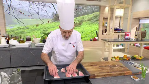 Incorpora los lomos de salmonete Incorpora los lomos de salmonete