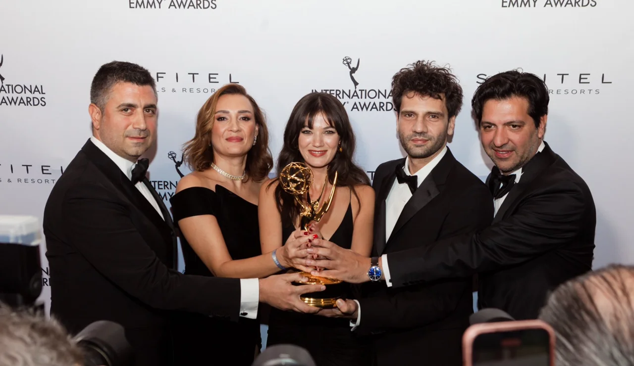 Una noche inolvidable: Así celebraron los protagonistas de Secretos de familia su triunfo en los Emmy 