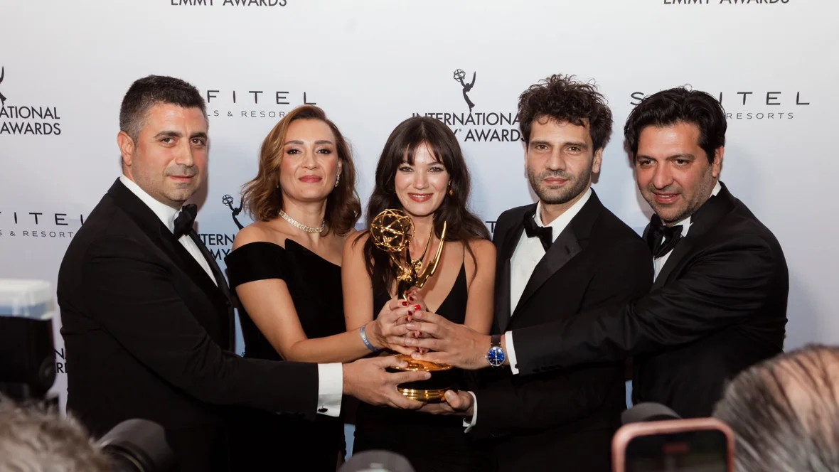 Una noche inolvidable: Así celebraron los protagonistas de Secretos de familia su triunfo en los Emmy 