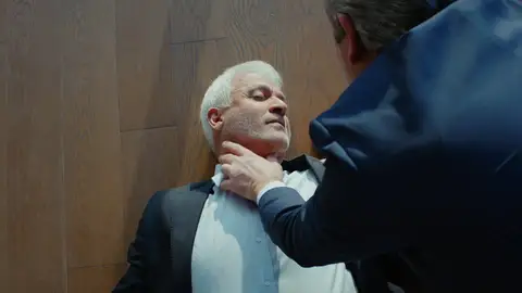 Halit descubre que ha perdido todo su dinero… ¡y se desploma en mitad de su despacho! Halit descubre que ha perdido todo su dinero… ¡y se desploma en mitad de su despacho!