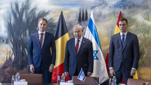 Alexander de Croo, Benjamin Netanyahu y Pedro Sánchez