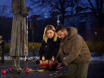 El presidente ucraniano Volodymyr Zelenskyy, a la derecha, y la primera dama Olena Zelenska colocan linternas en la estatua llamada Amargo Recuerdo de la Infancia en honor al 90 aniversario de la hambruna del Holodomor, el 26 de noviembre de 2022 en Kiev, Ucrania.