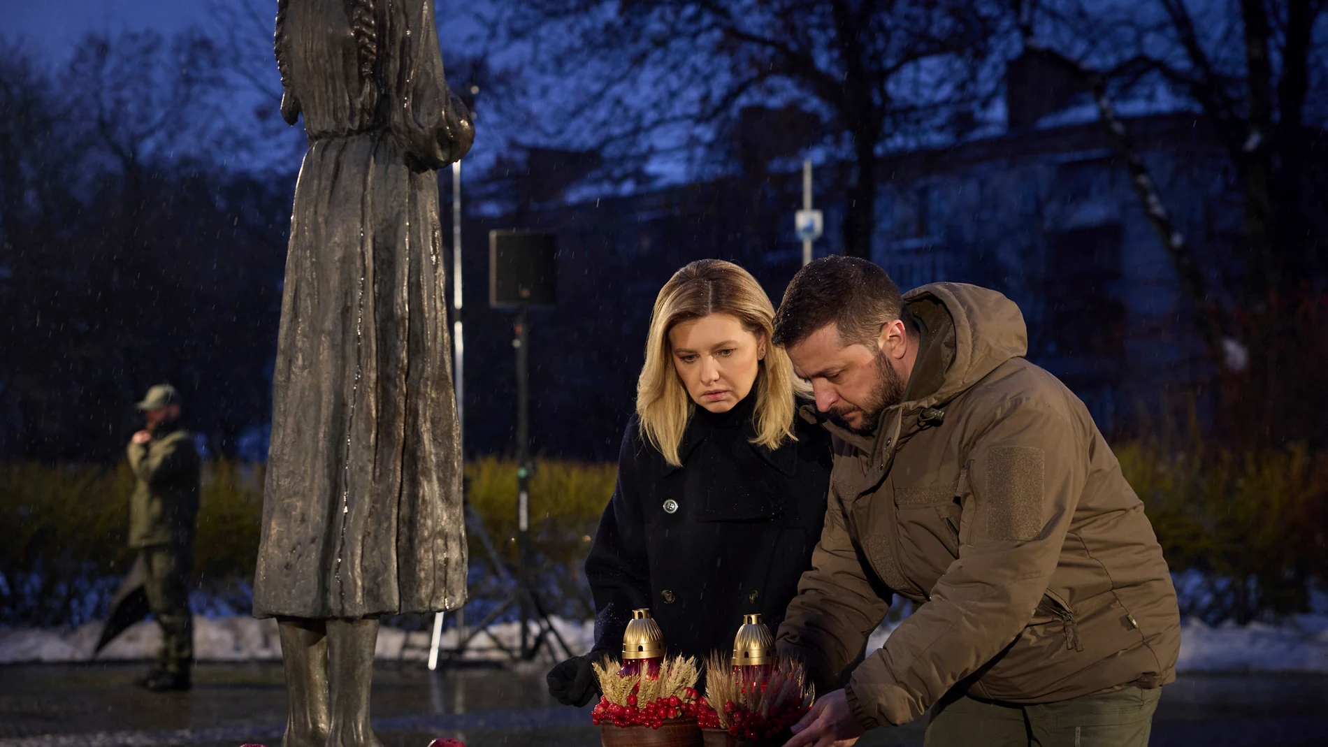 El presidente ucraniano Volodymyr Zelenskyy, a la derecha, y la primera dama Olena Zelenska colocan linternas en la estatua llamada Amargo Recuerdo de la Infancia en honor al 90 aniversario de la hambruna del Holodomor, el 26 de noviembre de 2022 en Kiev, Ucrania. El presidente ucraniano Volodymyr Zelenskyy, a la derecha, y la primera dama Olena Zelenska colocan linternas en la estatua llamada Amargo Recuerdo de la Infancia en honor al 90 aniversario de la hambruna del Holodomor, el 26 de noviembre de 2022 en Kiev, Ucrania.