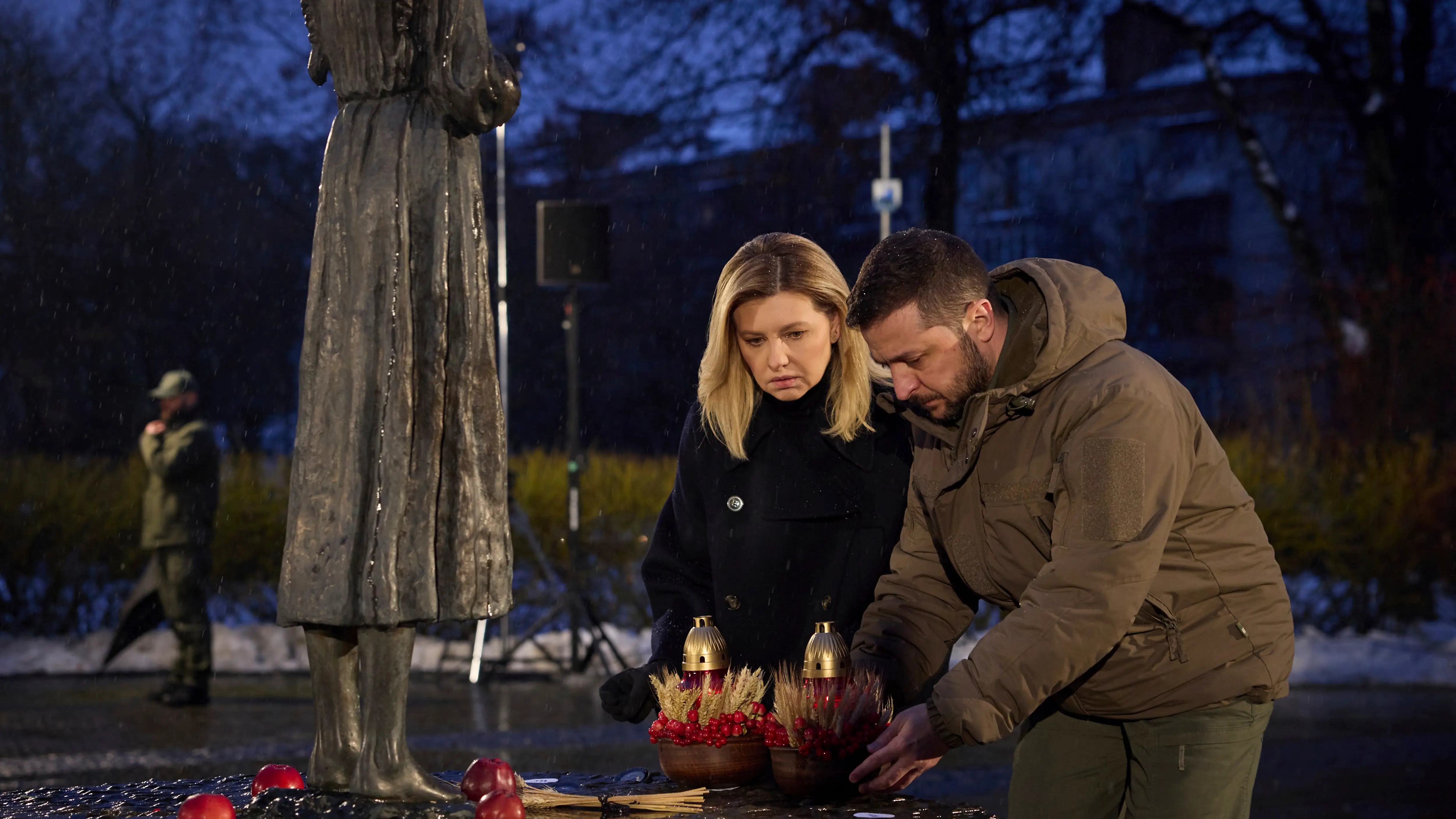El presidente ucraniano Volodymyr Zelenskyy, a la derecha, y la primera dama Olena Zelenska colocan linternas en la estatua llamada Amargo Recuerdo de la Infancia en honor al 90 aniversario de la hambruna del Holodomor, el 26 de noviembre de 2022 en Kiev, Ucrania. El presidente ucraniano Volodymyr Zelenskyy, a la derecha, y la primera dama Olena Zelenska colocan linternas en la estatua llamada Amargo Recuerdo de la Infancia en honor al 90 aniversario de la hambruna del Holodomor, el 26 de noviembre de 2022 en Kiev, Ucrania.