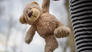 Niña pequeña con un oso de peluche en la mano Niña pequeña con un oso de peluche en la mano