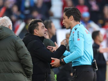 Xavi discute con el árbitro en Vallecas