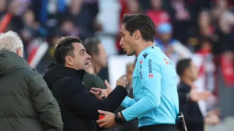 Xavi discute con el árbitro en Vallecas Xavi discute con el árbitro en Vallecas