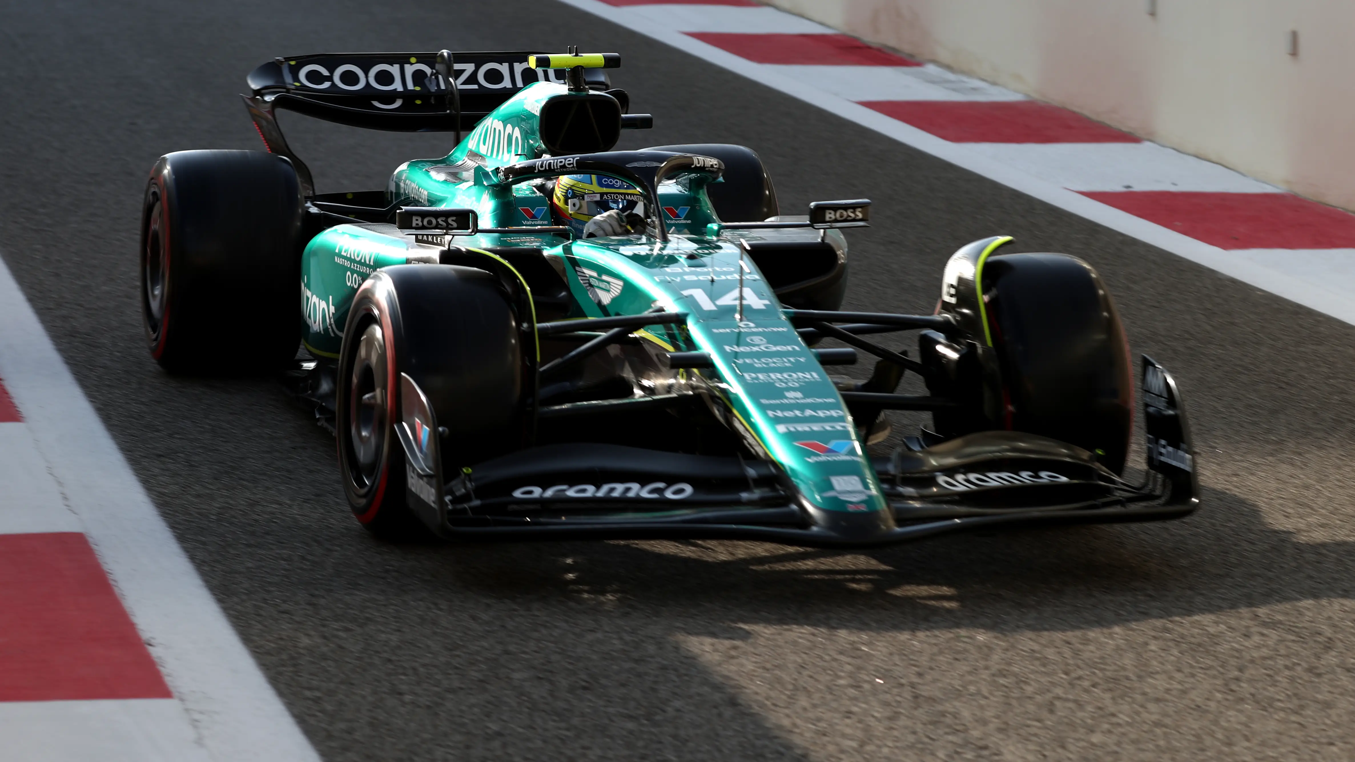 Fernando Alonso rueda en Yas Marina