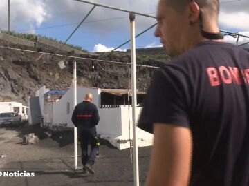 Un grupo de vecinos de La Palma se saltan las prohibiciones de quedarse a vivir en sus casas a pesar de la presencia de gases tòxicos del volcán 