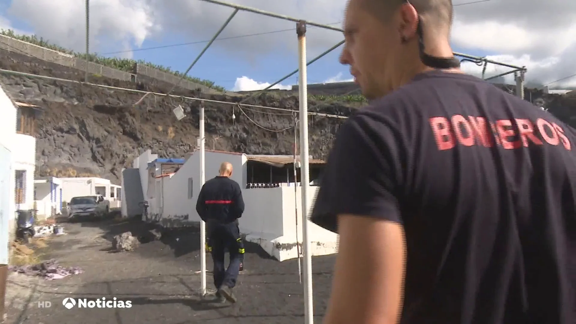 Un grupo de vecinos de La Palma se saltan las prohibiciones de quedarse a vivir en sus casas a pesar de la presencia de gases tòxicos del volcán Un grupo de vecinos de La Palma se saltan las prohibiciones de quedarse a vivir en sus casas a pesar de la presencia de gases tòxicos del volcán