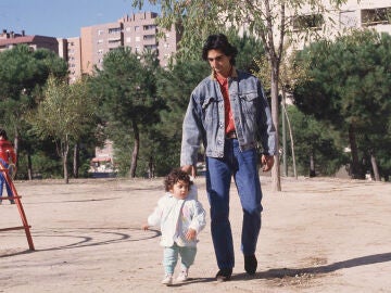 Antonio Flores y su hija Alba en 1987