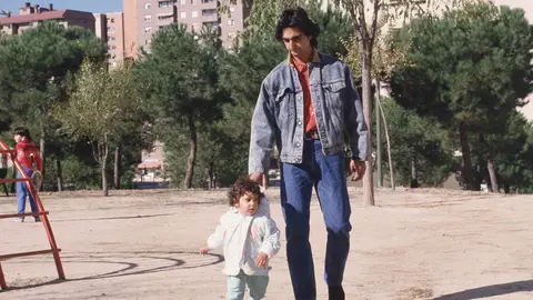 Antonio Flores y su hija Alba en 1987 Antonio Flores y su hija Alba en 1987
