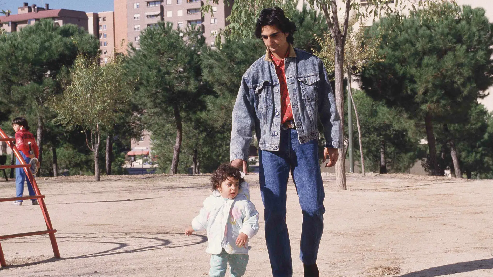 Antonio Flores y su hija Alba en 1987