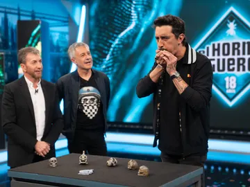 Aviso para asustadizos: Sergio Dalma toca... ¡el silbato de la muerte azteca! Aviso para asustadizos: Sergio Dalma toca... ¡el silbato de la muerte azteca!