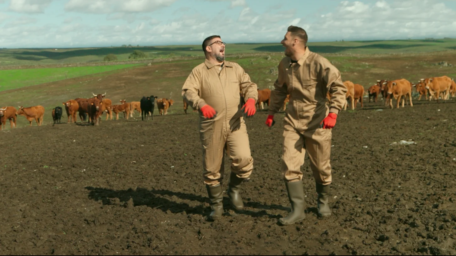 Dani Garc&iacute;a y Joaqu&iacute;n, rodeados de vacas