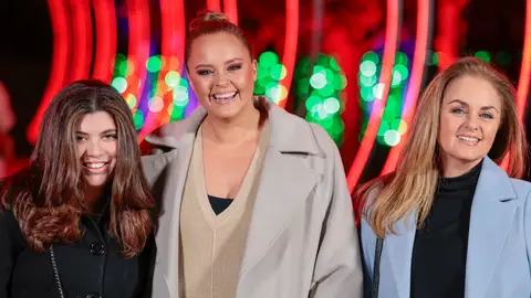 Shaila Dúrcal y Carmen Morales con Aitana, la hija de Dorio Ferreira Shaila Dúrcal y Carmen Morales con Aitana, la hija de Dorio Ferreira