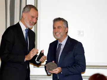 Carlos Alsina recibiendo el premio Carlos Alsina recibiendo el premio