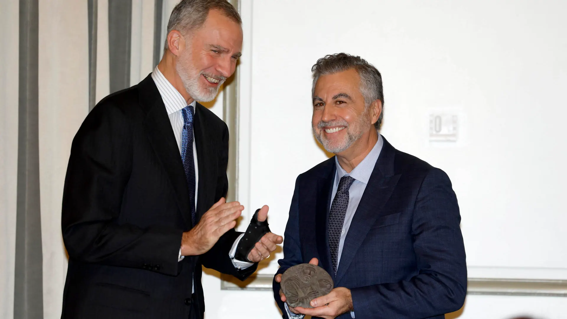 Carlos Alsina recibiendo el premio Carlos Alsina recibiendo el premio