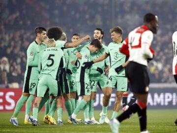 Los jugadores del Atlético de Madrid celebran un gol ante el Feyenoord