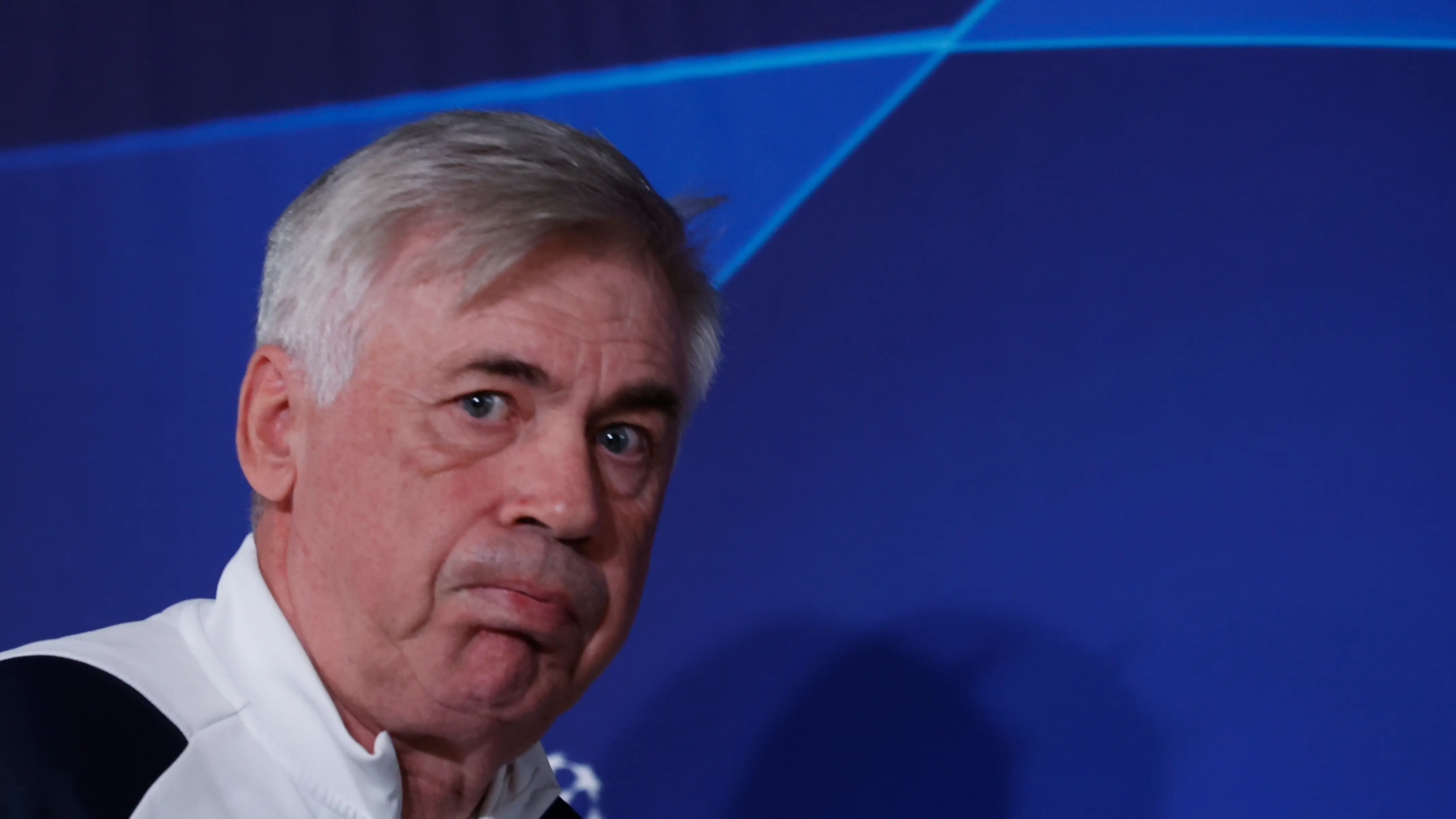Carlo Ancelotti entrando en la rueda de prensa previa al Real Madrid - Nápoles Carlo Ancelotti entrando en la rueda de prensa previa al Real Madrid - Nápoles