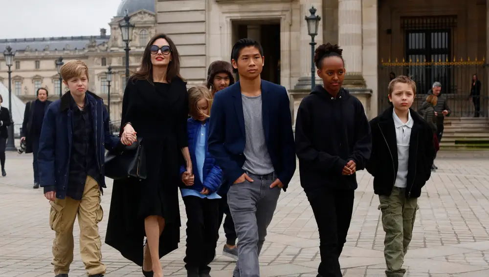 Angelina Jolie con sus hijos Shiloh, Maddox, Vivienne, Pax, Zahara, Knox de visita en el Louvre en Paris en 2017