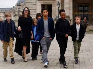 Angelina Jolie con sus hijos Shiloh, Maddox, Vivienne, Pax, Zahara, Knox de visita en el Louvre en Paris en 2017