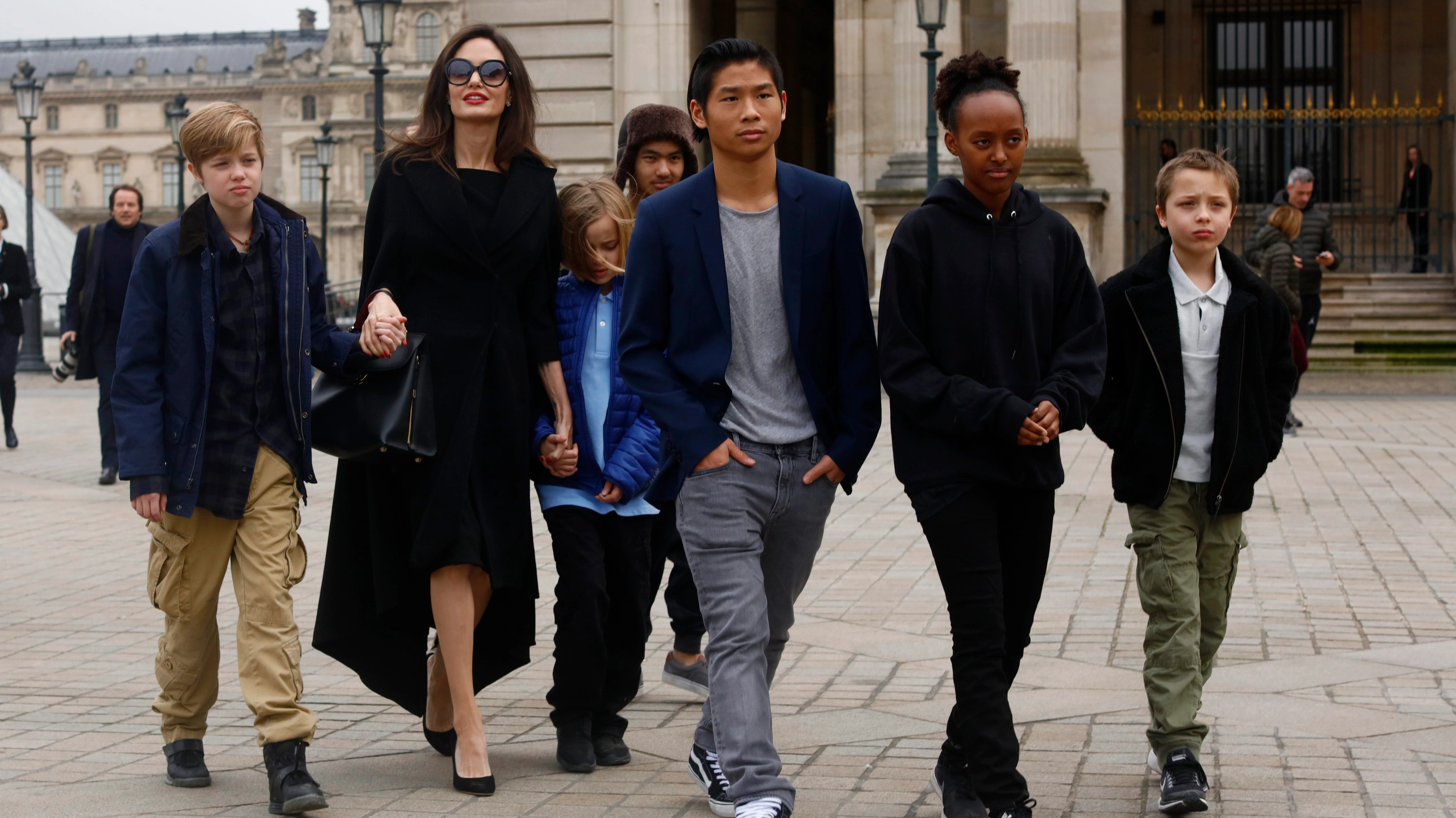 Angelina Jolie con sus hijos Shiloh, Maddox, Vivienne, Pax, Zahara, Knox de visita en el Louvre en Paris en 2017
