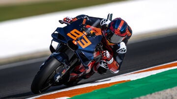 Marc Márquez pilota la Ducati en Cheste