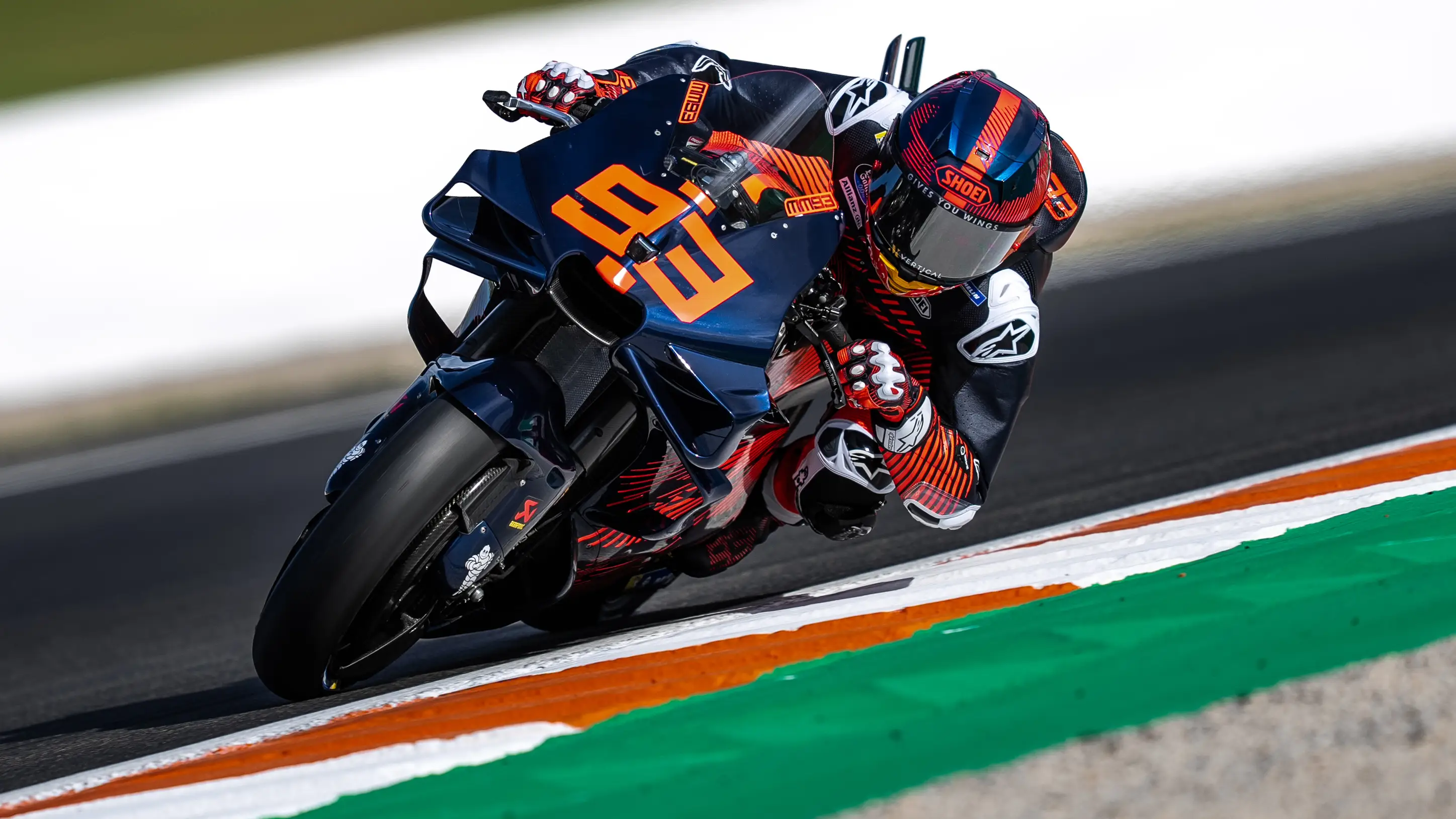 Marc Márquez pilota la Ducati en Cheste Marc Márquez pilota la Ducati en Cheste