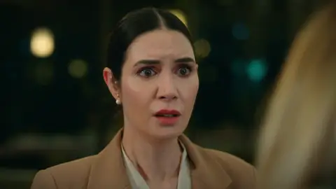 Şevval le enseña a Suzan la prueba definitiva que demuestra que Akif le está siendo infiel: "Te está engañando" Şevval le enseña a Suzan la prueba definitiva que demuestra que Akif le está siendo infiel: "Te está engañando"