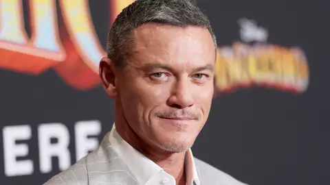 Luke Evans en la premiere de Pinocchio en California Luke Evans en la premiere de Pinocchio en California